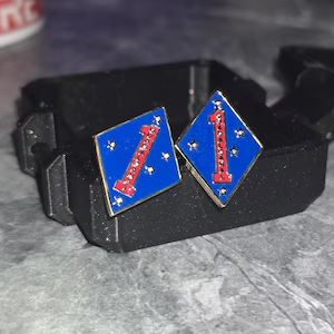 An Etsy buyer’s photo of a pair of 1st Marine Division cufflinks in a black presentation case.
